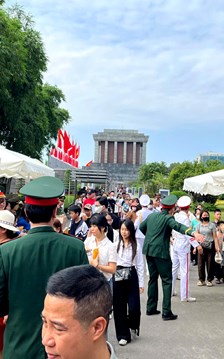 Hà Nội tặng 45.000 suất quà cho khách viếng Lăng Bác dịp 30.4 - 1.5