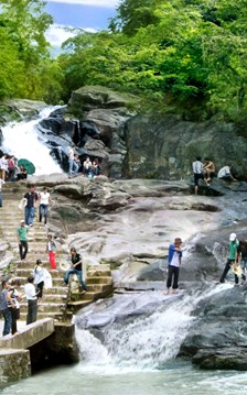 Bắc Ninh kiên quyết xử lý tình trạng đeo bám, chèo kéo khách du lịch