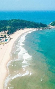 Bãi biển miền Trung hoang sơ được Chủ tịch tỉnh chia sẻ trên Facebook