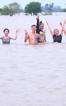 Cuối tuần nhộn nhịp tắm đồng ở vùng biên giới Hồng Ngự