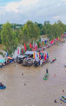 Khoảng 10.000 người trải nghiệm mùa nước nổi ở vùng biên giới Hồng Ngự 
