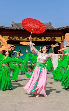 Công viên cổ trang Trung Quốc hút du khách trải nghiệm văn hóa nghìn năm