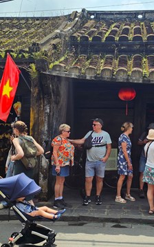 Từ “mến khách” đến chuẩn phục vụ quốc tế