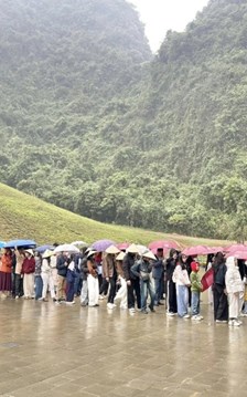 Thung Ui - Ninh Bình quá tải khách du lịch những ngày Tết