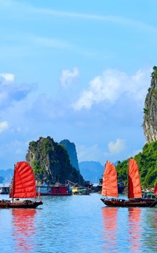 Quảng Ninh: Đón bình minh trên thuyền buồm ba vách tại di sản thế giới vịnh Hạ Long