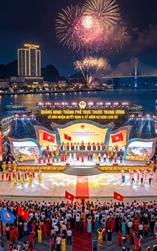 Quảng Ninh: Hơn 70 tàu trình diễn ánh sáng trên vịnh Hạ Long