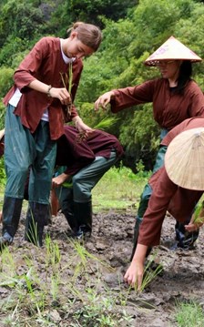 Khách quốc tế ấn tượng với tour du lịch hoá “thôn nữ, trai quê” ở Ninh Bình