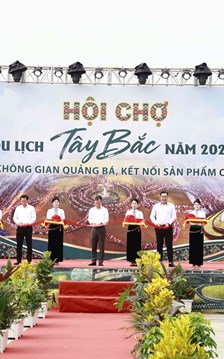 Lào Cai quảng bá du lịch và sản vật tại đại lễ múa xòe Thái