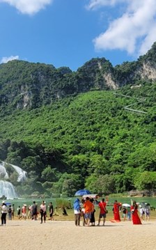 Doanh thu từ khách du lịch đến Cao Bằng đạt 2.430 tỉ đồng