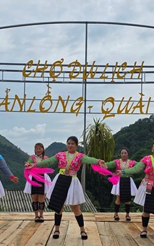 Chợ du lịch bản Lồng - “điểm hẹn” mới của du khách trên đèo Pha Đin