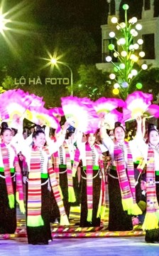 Rực rỡ sắc màu văn hóa Thái tại “Điểm hẹn bản sắc Lào Cai“