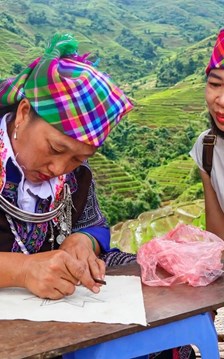 Du khách thích thú trải nghiệm di sản vẽ sáp ong ở Mù Cang Chải