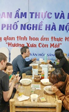 Trải nghiệm tinh hoa ẩm thực Hà thành tại phố đi bộ Trịnh Công Sơn