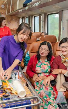 Quét QR đặt hàng đặc sản trên tàu và tự động xếp chỗ khi mua vé