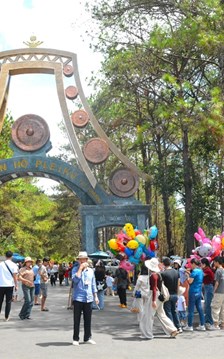  Gia Lai: Phố núi Pleiku nhộn nhịp khách tham quan dịp lễ