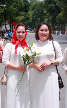 Người dân rộn ràng xuống phố mừng Quốc khánh 2.9