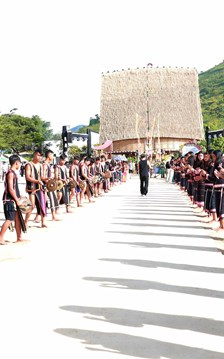 Mùa hoa dã quỳ: Rộn ràng tiếng cồng chiêng dưới chân núi lửa Chư Đăng Ya