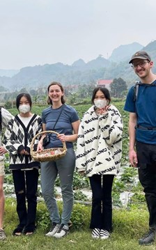 Nam Cường đang hút khách với bàn tay Tài Ngào và vườn dâu Cọn Poỏng