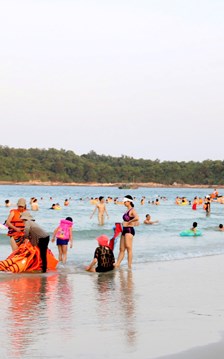 Áp lực “du lịch nén” dịp lễ: quá tải, ùn tắc và giá cả leo thang