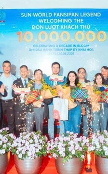 Vị khách thứ 10 triệu tại Fansipan nhận phần quà trị giá hơn 20 triệu đồng