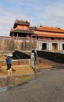 Khẩn trương phục hồi đón khách