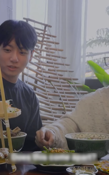 Sốc: Jungkook, Jimin (BTS) ở Đà Nẵng ăn 1 bữa gọi 9 món toàn thịt và hải sản