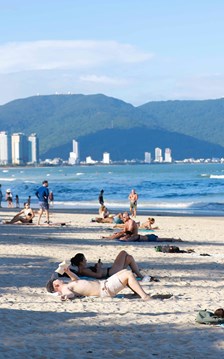 Biển Mỹ Khê nhộn nhịp trở lại sau bão số 13