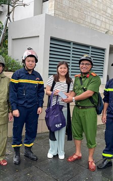 Nữ du khách Hồng Kông (Trung Quốc) xúc động khi được Công an Đà Nẵng giúp đỡ