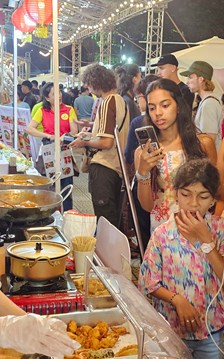 Không gian ẩm thực Cheer Fest hút khách dịp đón năm mới 2026