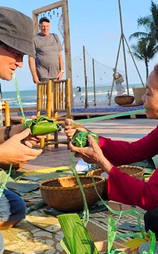 Du khách hào hứng trải nghiệm Tết Việt bên bờ biển Đà Nẵng