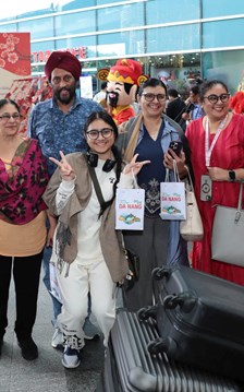 Hình ảnh du khách vui tươi đến Đà Nẵng ngày đầu Tết Bính Ngọ