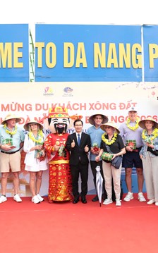 Đà Nẵng rộn ràng đón khách tàu biển quốc tế dịp Tết Bính Ngọ
