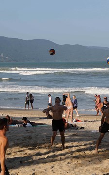 Bãi biển Đà Nẵng hút khách quốc tế