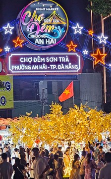 Du khách thích thú khám phá chợ đêm nổi tiếng ở Đà Nẵng