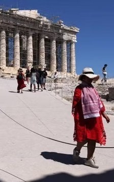 Mũ chống nắng xuất hiện khắp nơi ở Athens khi lượng du khách lớn đổ về các di tích cổ 