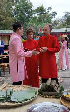 Du khách hào hứng trải nghiệm không gian Tết xưa ở Hội An