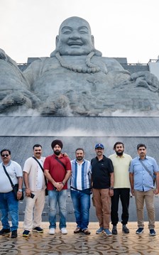 Du khách quốc tế tấp nập chiêm bái núi Bà Đen