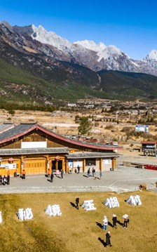 Khám phá ngôi làng đá dưới chân núi tuyết hút khách bậc nhất Vân Nam