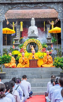 Đông đảo Phật tử hành hương về Fansipan mùa Phật đản
