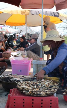 Mùa cá trích nướng tạo “cơn sốt” hút khách ven biển