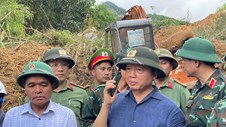 Phó Thủ tướng Trần Hồng Hà điện thoại trực tiếp cho người dân vùng đang bị chia cắt giao thông