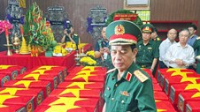 Đại tướng Phan Văn Giang dâng hoa, dâng hương tưởng niệm các liệt sĩ tại TP.HCM