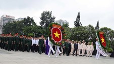 Lãnh đạo TP.HCM dâng hoa, dâng hương tưởng niệm các Anh hùng liệt sĩ