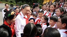 Từ lời chúc Trung thu đến một tuổi thơ được yêu thương