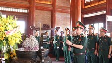 Phó Thủ tướng, Bộ trưởng Bộ Quốc phòng Phan Văn Giang dâng hương tưởng niệm các Anh hùng liệt sĩ tại Thái Nguyên
