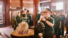 Chủ nhiệm Tổng cục Chính trị Nguyễn Trọng Nghĩa dâng hương tri ân liệt sĩ ở Thái Nguyên