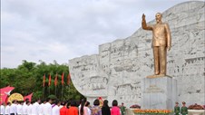 Dâng hoa, dâng hương kỉ niệm 136 năm Ngày sinh Chủ tịch Hồ Chí Minh