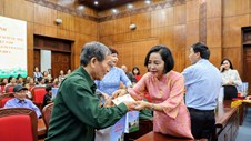 Phó Chủ tịch Quốc hội Nguyễn Thị Thanh trao quà cho gia đình chính sách và học sinh tại Điện Biên