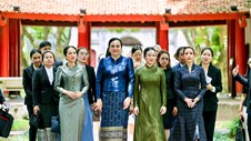 Phu nhân Thủ tướng Lê Minh Hưng cùng phu nhân Thủ tướng 3 nước trải nghiệm các hoạt động văn hóa tại Văn Miếu - Quốc Tử Giám