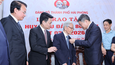 Thủ tướng Lê Minh Hưng trao Huy hiệu Đảng tặng các đảng viên lão thành